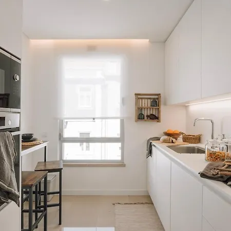 Sabaudia - 2 Bedrooms And Balcony In Alvalade شقة