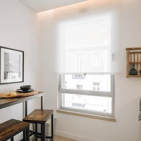 Apartamento Sabaudia - 2 Bedrooms And Balcony In Alvalade