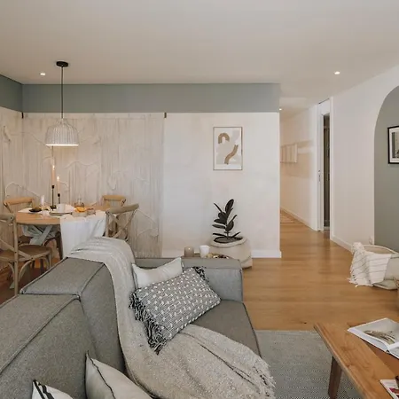 Апартаменты Sabaudia - 2 Bedrooms And Balcony In Alvalade
